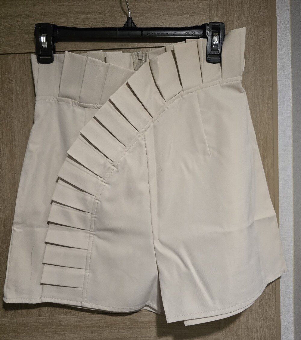 Chic Me Cream High-Waist Pleated Trim Women's Shorts
